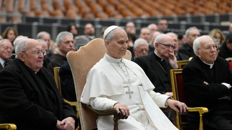 Papa Leone XIV ascolta la meditazione quaresimale di padre Pasolini
