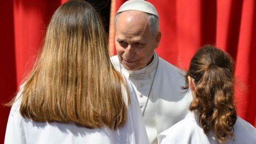I giovani in dialogo col Papa: "Testimoniamo l'amore che cambia la vita"