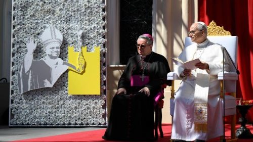 Il Papa ai giovani: attenti alla frenesia di reel, chat, like. Non abbiate paura di spendervi