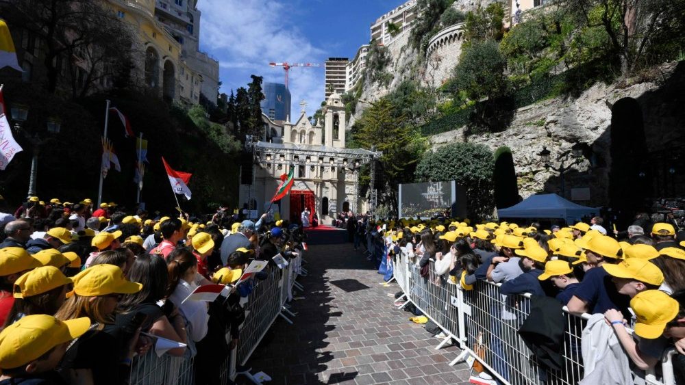 Сустрэча з моладдзю і катэхуменамі ў Манака