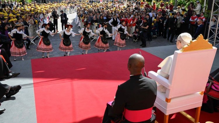 Vijana wakicheza ngoma ya kiutamaduni