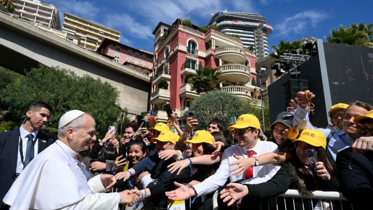 Le Pape saluant les fidèles à Monaco le 28 mars. 