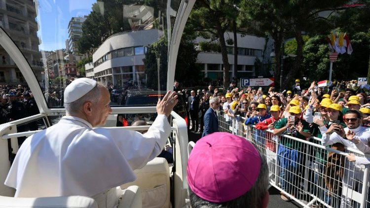 Đức Th&aacute;nh Cha gặp giới trẻ v&agrave; c&aacute;c dự t&ograve;ng tại Monaco