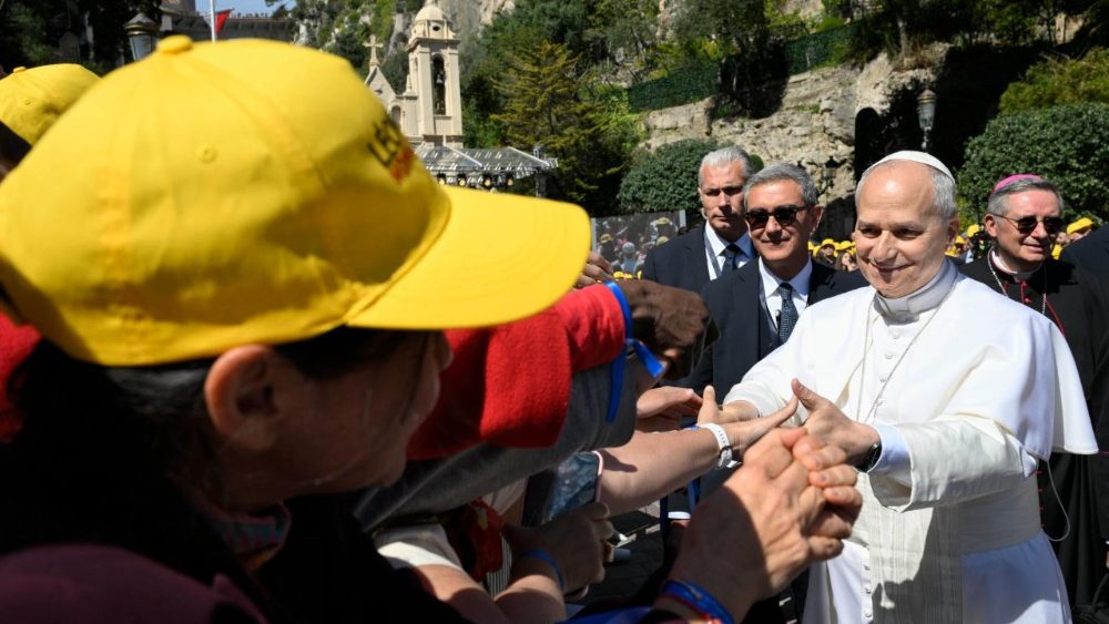 Rencontre avec les jeunes et les catéchumènes sur le parvis de l'église Sainte-Dévote à Monaco, le 28 mars.  