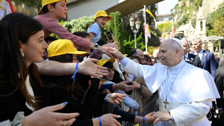 Pāvests tiekas ar Monako jauniešiem un katehumeniem