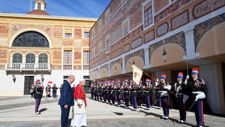 Pozdrowienie przez Gwardię Honorową Księstwa Monako