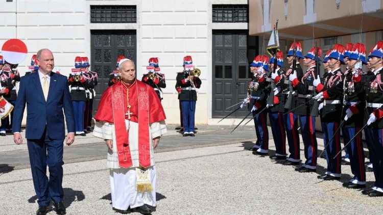 संत पापा को गार्ड ऑफ़ ऑनर, 21 तोपों की सलामी मिली