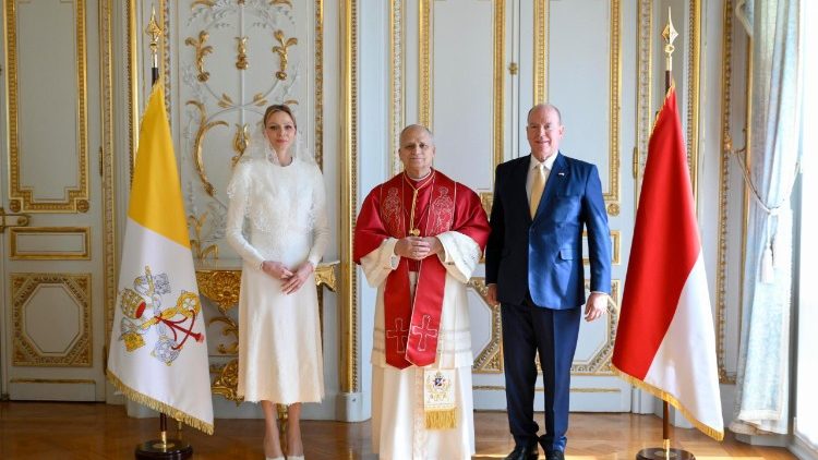 Ofici&aacute;ln&iacute; fotografie Lva XIV. s monack&yacute;m kn&iacute;žec&iacute;m p&aacute;rem