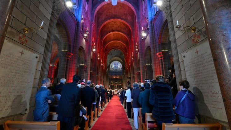 Papa amekutana na Jumuiya wa Wakatoliki huko Monaco