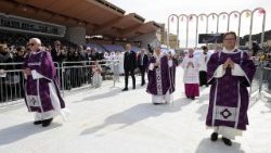 Célébration de la sainte messe dans le stade Louis II à Monaco, le 28 mars.