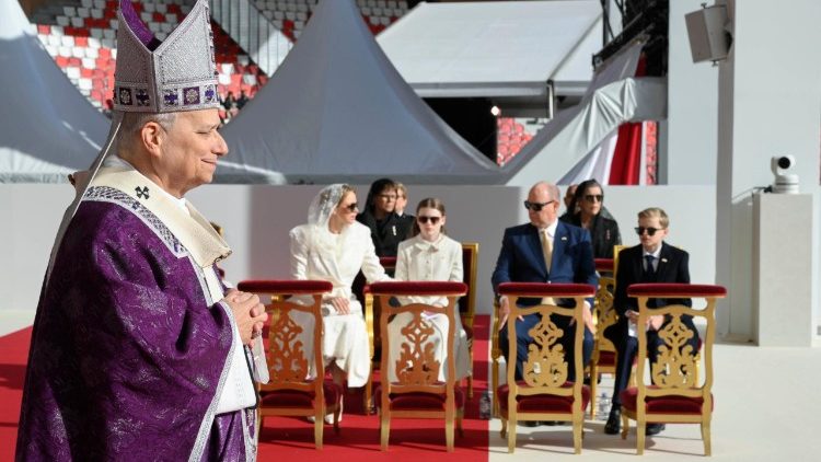 A fam&iacute;lia do Pr&iacute;ncipe Alberto II presente na celebra&ccedil;&atilde;o eucar&iacute;stica no Est&aacute;dio Louis II