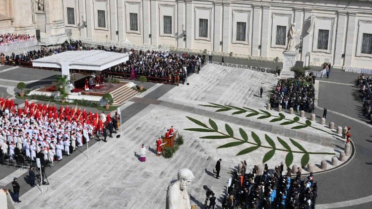 Il sagrato della basilica vaticano adornato per la celebrazione della Domenica delle Palme