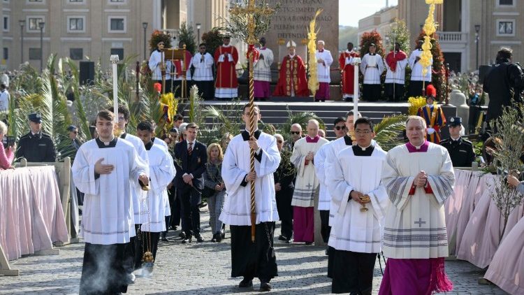 Die Prozession auf dem Petersplatz