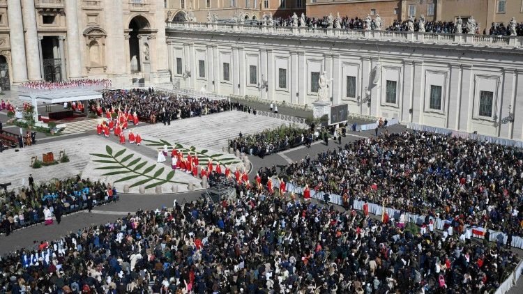 Паломники на площади Святого Петра (29 марта 2026 г.)