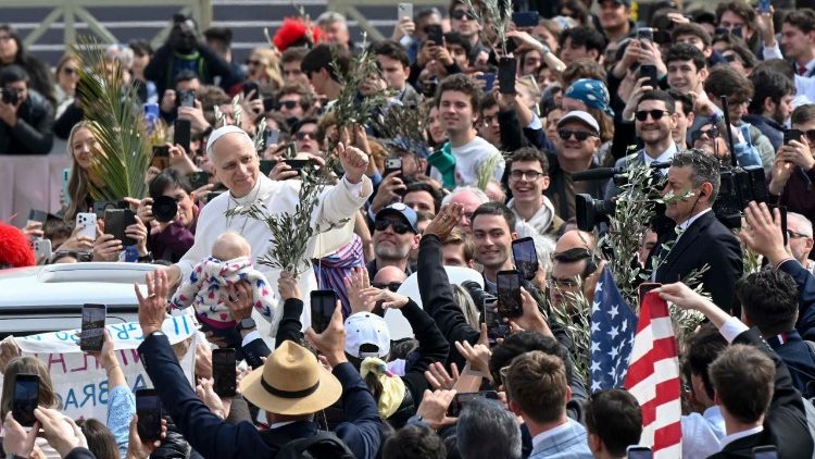 The faithful with olive branches on Palm Sunday in St . Peter's Square