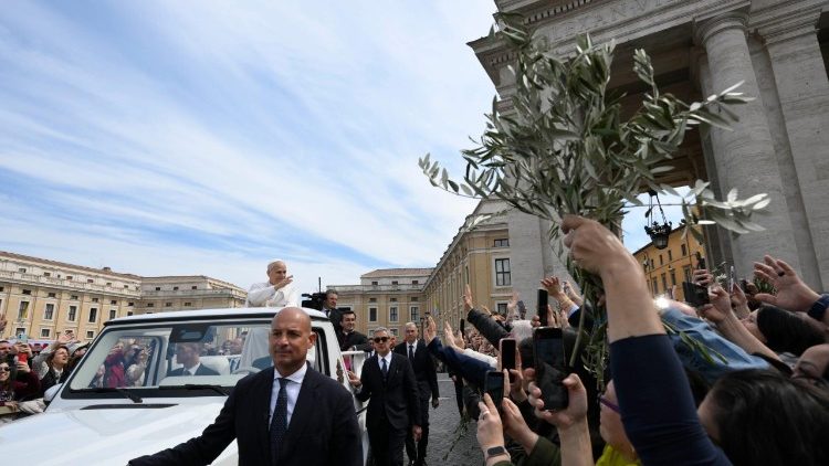 Leone XIV tra i fedeli in piazza San Pietro