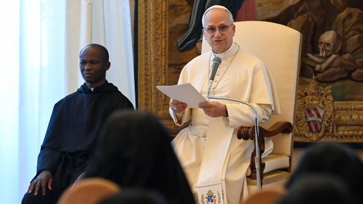 Papa čita prisutnima svoj pripremljeni govor