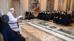 "Sinodalnost, ki jo je papež Frančišek spodbujal kot temeljno za življenje Cerkve, v samostanu kaže v vsakdanjem udejanjanju skupne hoje, v medsebojnem poslušanju, v skupnostnem razločevanju pod vodstvom Svetega Duha ter v občestvu s krajevno Cerkvijo in z benediktinsko družino."