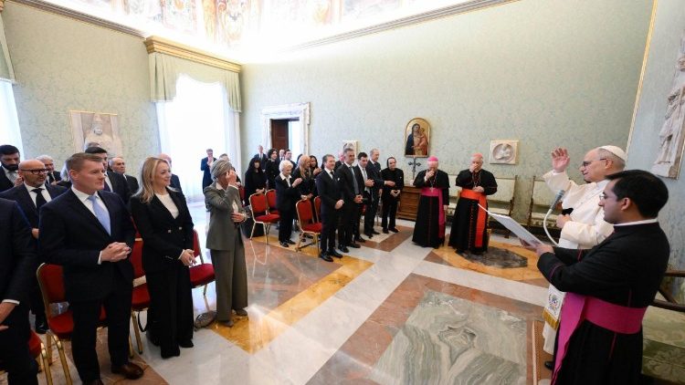 Papa alikutana na wanachama wa Mfuko wa Ausilia