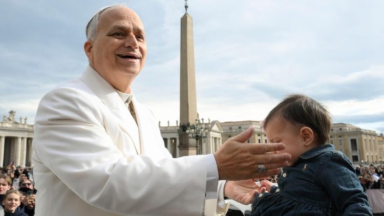 Papa na Trgu svetoga Petra blagoslivlja jednog dječaka