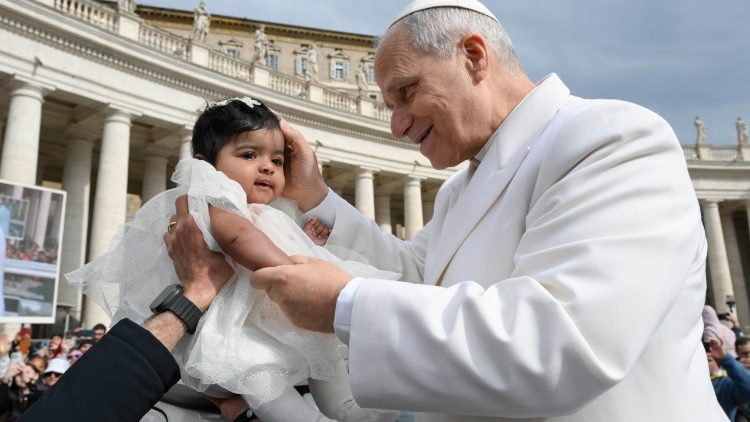 A Szentatya megsimogat egy kisgyermeket