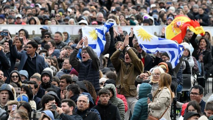 15 ezer h&iacute;vő hallgatta Le&oacute; p&aacute;p&aacute;t a Szent P&eacute;ter-t&eacute;ren
