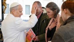 Papst Leo segnet die Familie aus Graz, die beim Schul-Amoklauf im Juni 2025 eine 15-jährige Tochter verloren hat