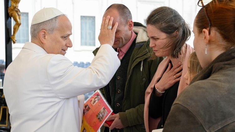 Papst Leo segnet die Familie aus Graz, die beim Schul-Amoklauf im Juni 2025 eine 15-jährige Tochter verloren hat