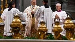 Mafuta ni alama ya ushirika, furaha, upendo na mshikamano. Ni alama ya imani inayoimarisha vifungo vya upendo kwa njia ya Roho Mtakatifu ili kutangaza na kushuhudia: Ukuu, uzuri na utakatifu wa familia ya Mungu