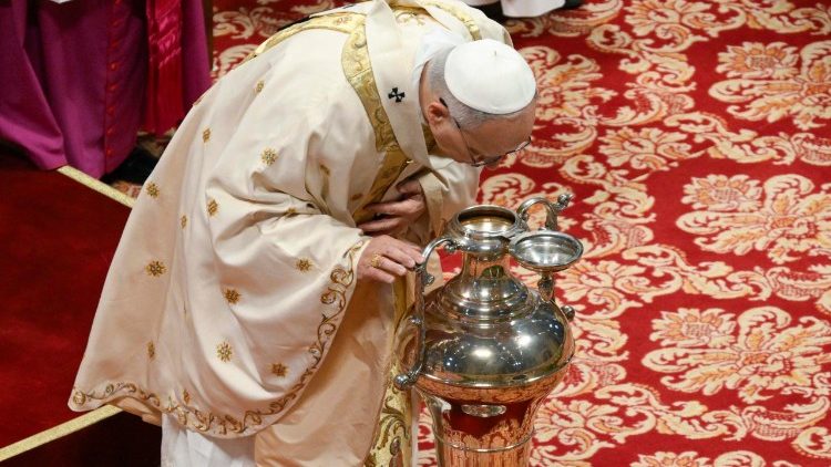 Wakati wa tendo la kupuliza pumzi katika Mafuta ya Crisma