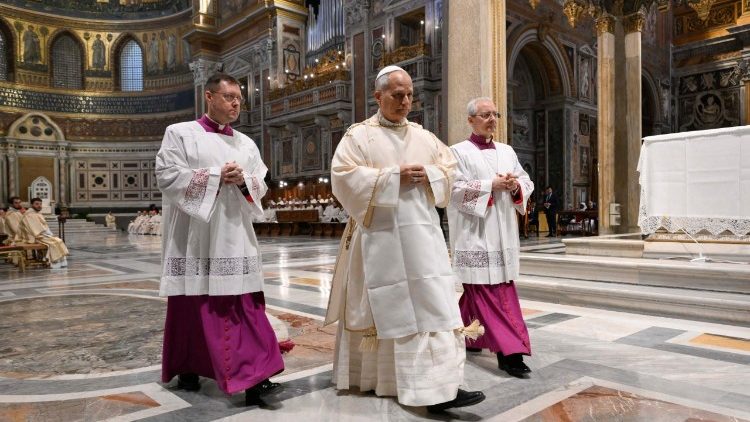 Papež kr&aacute;č&iacute; k obřadu myt&iacute; nohou