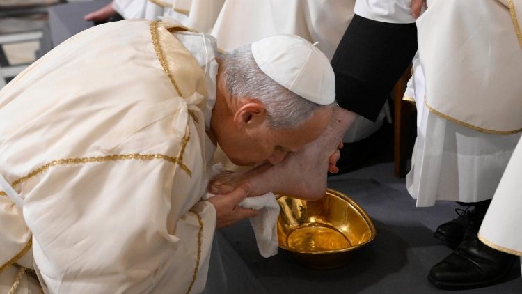 El Papa Le&oacute;n XIV lava los pies a sacerdotes de la Di&oacute;cesis de Roma  