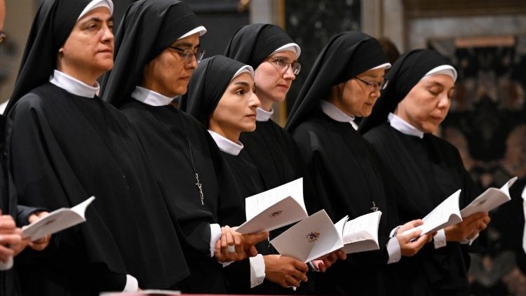 Watawa wakiwa katika Misa Takatifu