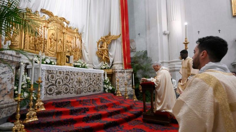 Pope Leo in prayer before Blessed Sacrament in the place of repose