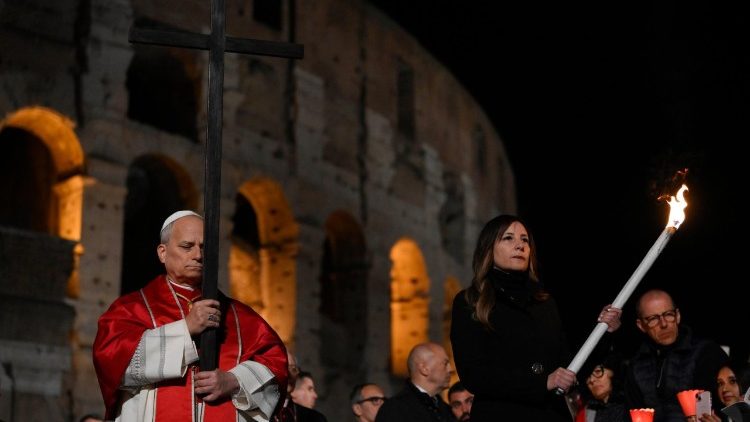 Papa Le&atilde;o XIV durante a Via-Sacra no Coliseu