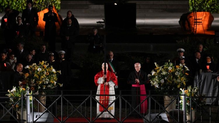 V&iacute;a Crucis en el Coliseo presidido por el Papa Le&oacute;n XIV, Viernes Santo, 3 de abril de 2026