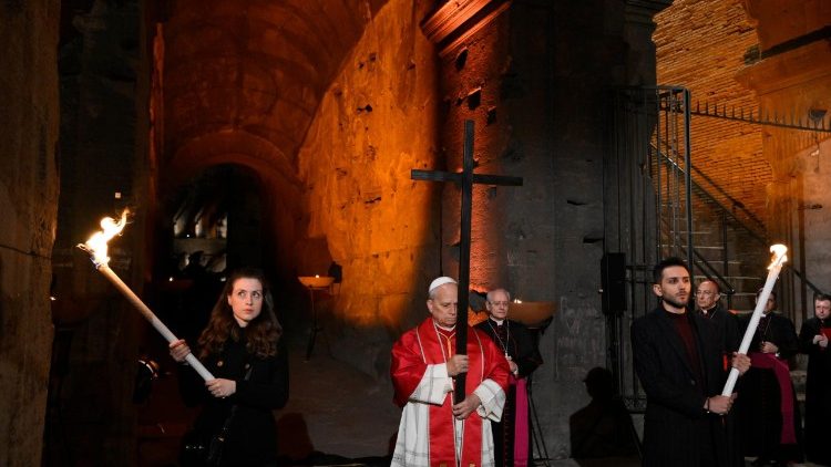 L&eacute;on XIV portant la croix au Colis&eacute;e le Vendredi saint