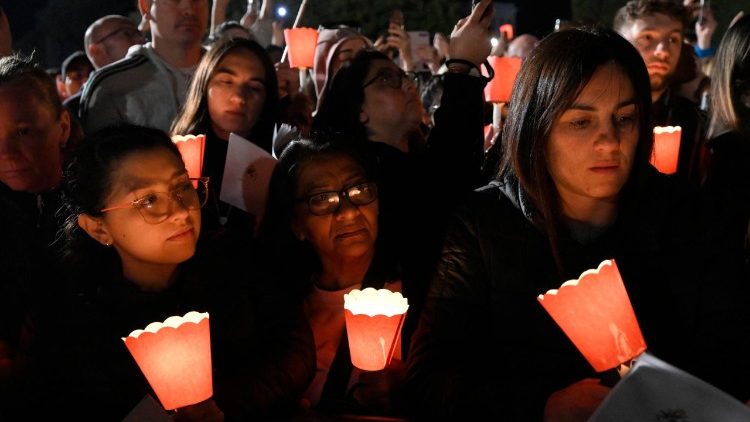 Wierni podczas Drogi krzyżowej w Koloseum