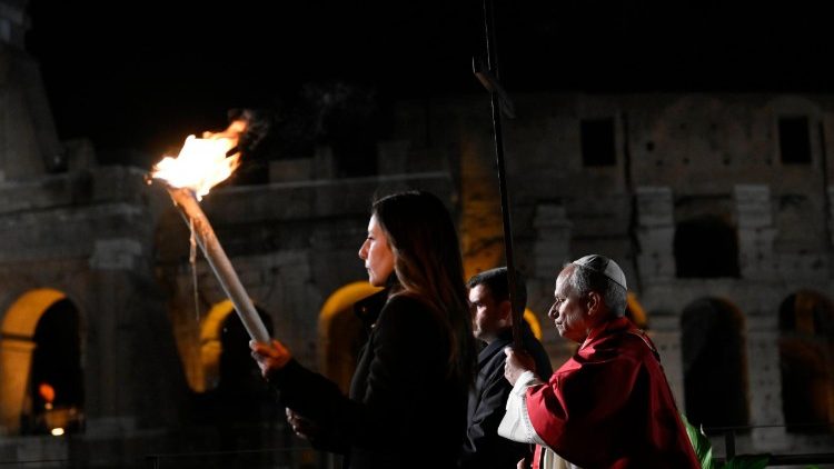 El V&iacute;a Crucis en el Coliseo (@VATICAN MEDIA)