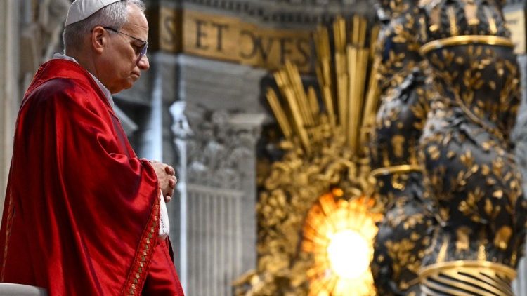 Léon XIV au cours de la célébration de la Passion du Seigneur