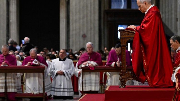 Popiežius Leonas XIV Viešpaties Kančios pamaldose Šv. Petro bazilikoje