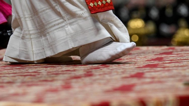 Papież podszedł boso do adoracji krzyża