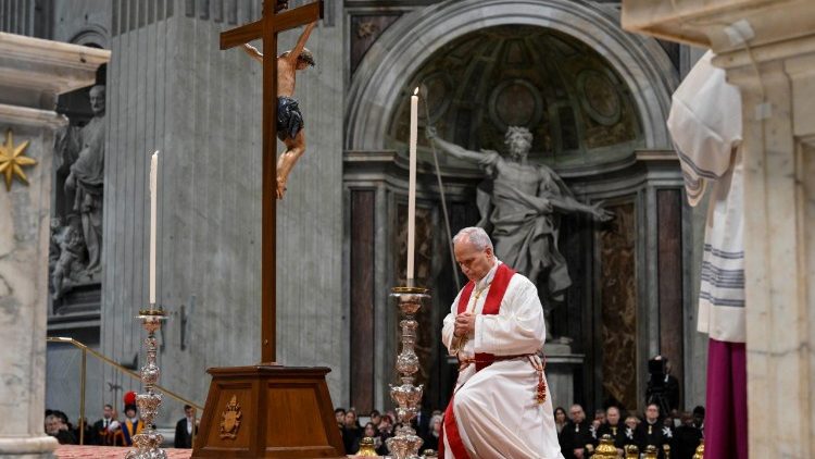 H&oacute;dolat a kereszt előtt