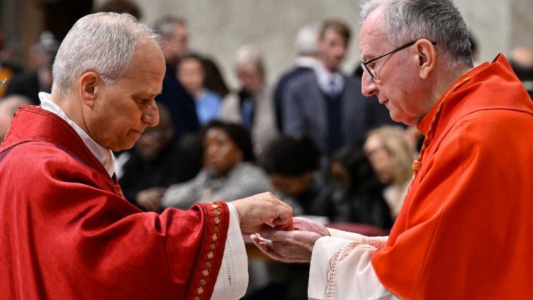Le&oacute; p&aacute;pa &eacute;s Parolin b&iacute;boros