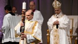 Baba Mtakatifu Leo XIV alianza Ibada ya Mkesha wa Jumamosi kuu kwa Liturujia ya Mwanga, ambamo alibariki moto wa Pasaka; akaadhimisha Liturujia ya Neno, Liturujia ya Ubatizo na Liturujia ya Ekaristi Takatifu.