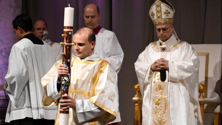 Baba Mtakatifu Leo XIV alianza Ibada ya Mkesha wa Jumamosi kuu kwa Liturujia ya Mwanga, ambamo alibariki moto wa Pasaka; akaadhimisha Liturujia ya Neno, Liturujia ya Ubatizo na Liturujia ya Ekaristi Takatifu.