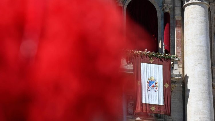 Il Papa dalla Loggia delle Benedizioni della Basilica di San Pietro