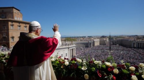Urbi et Orbi, il Papa: "Chi ha le armi, le deponga. L'11 aprile veglia di pace a San Pietro"