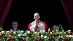 Papa Leão XIV na sacada da Basílica de São Pedro no domingo de Páscoa