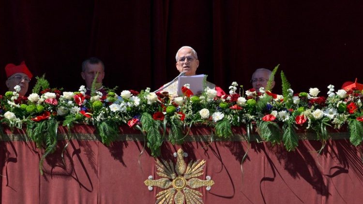 Pápež Lev XIV. počas Urbi et Orbi pozval veriacich k modlitbe za mier 